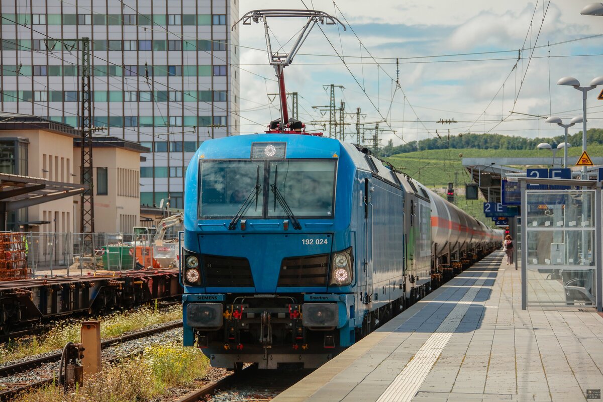 192 024 DR mit Kesselzug in W�rzburg Hbf, August 2021.