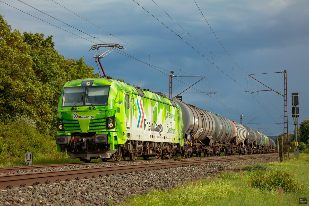 192 031 RheinCargo mit Kesselzug in Th�ngersheim, August 2021.