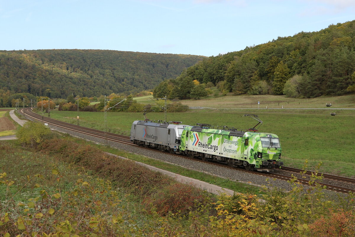 192 033 und 192 045 von  Rhein Cargo  waren am 11. Oktober 2022 bei Harrbach am Main in Richtung Würzburg unterwegs.
