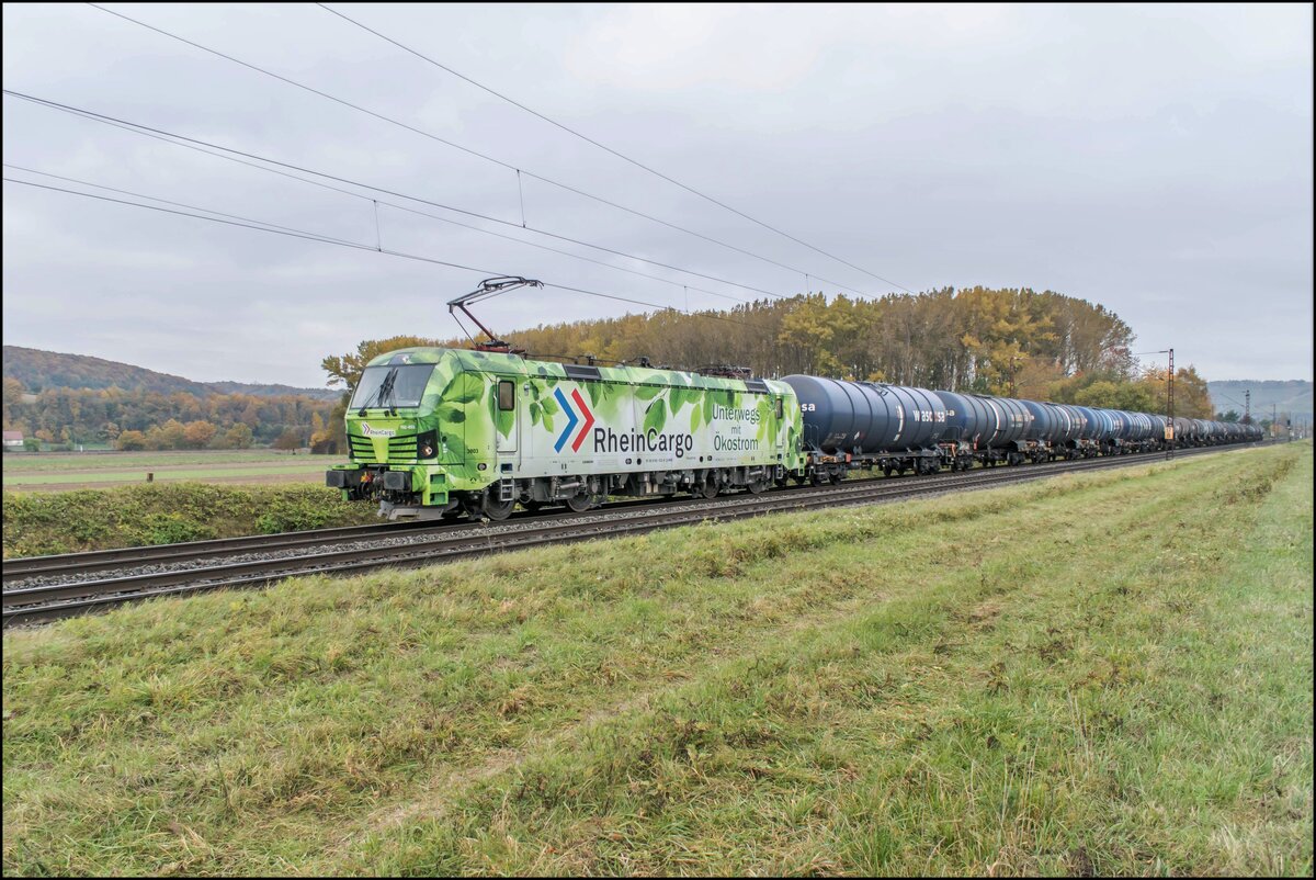 192 033-9 mit einen Kesselzug am 27.10.2021 bei Himmelstadt.