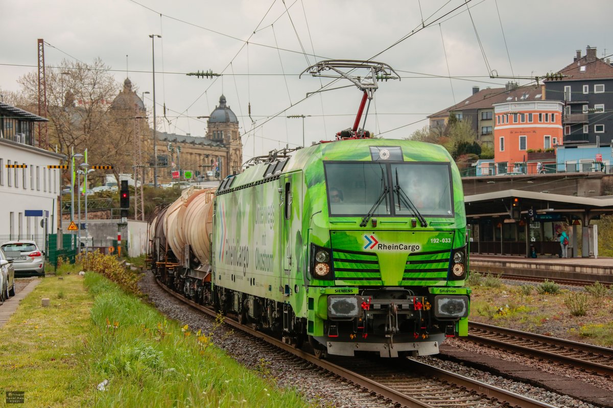 192 033 RheinCargo  Unterwegs mit �kostrom  mit Knickkesselzug in Wuppertal, April 2021.