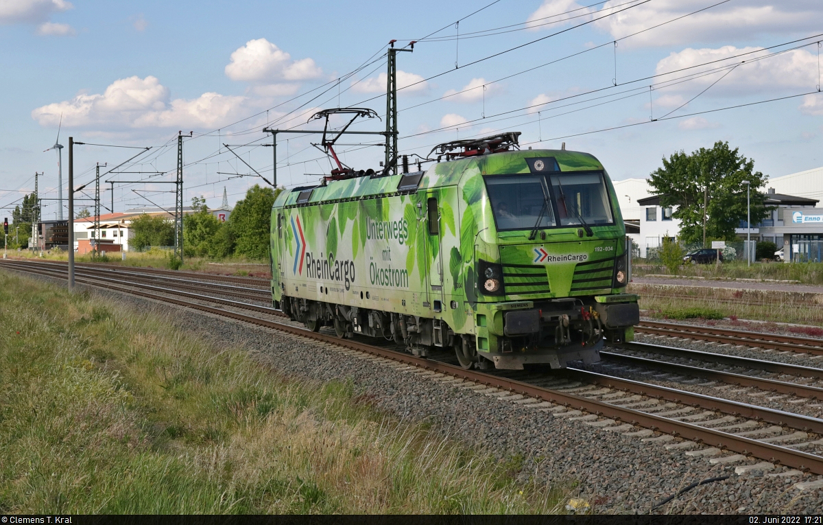 192 034-7 (Siemens Smartron) ist in Niemberg ohne Anhang, aber mit Ökostrom unterwegs Richtung Halle (Saale).

🧰 RheinCargo GmbH & Co. KG
🕓 2.6.2022 | 17:21 Uhr