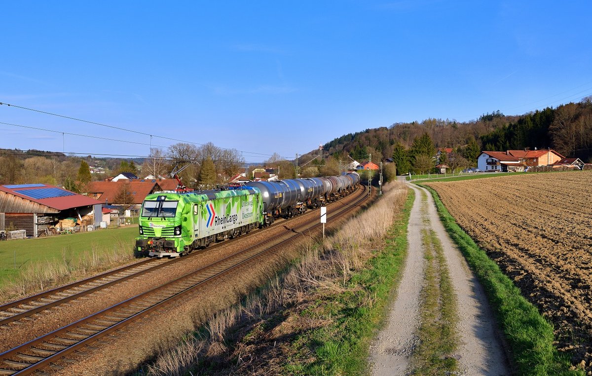 192 034 mit einem Kesselzug am 10.04.2021 bei Seestetten.