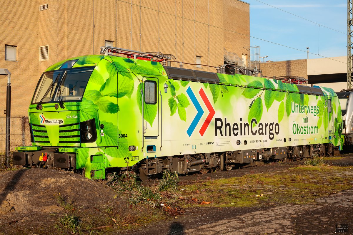 192 034 RheinCargo  Unterwegs mit Ökostrom  in Krefeld Hbf abgestellt, Januar 2021.
