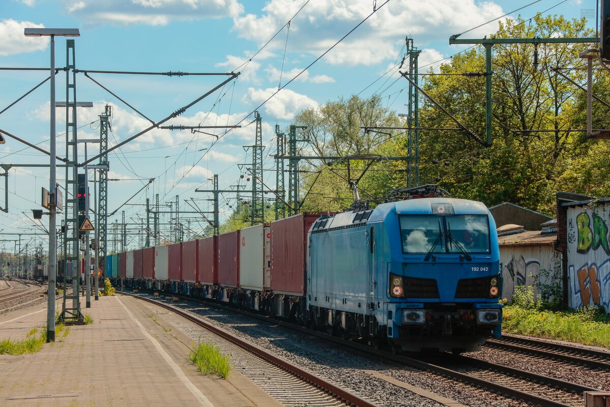 192 043 mit Containerzug in Hamburg Harburg, Mai 2025.