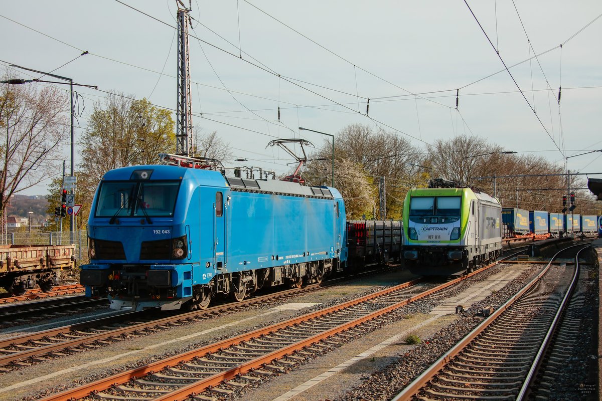 192 043 mit LKW Walter in Osnabr�ck Hbf, April 2021.