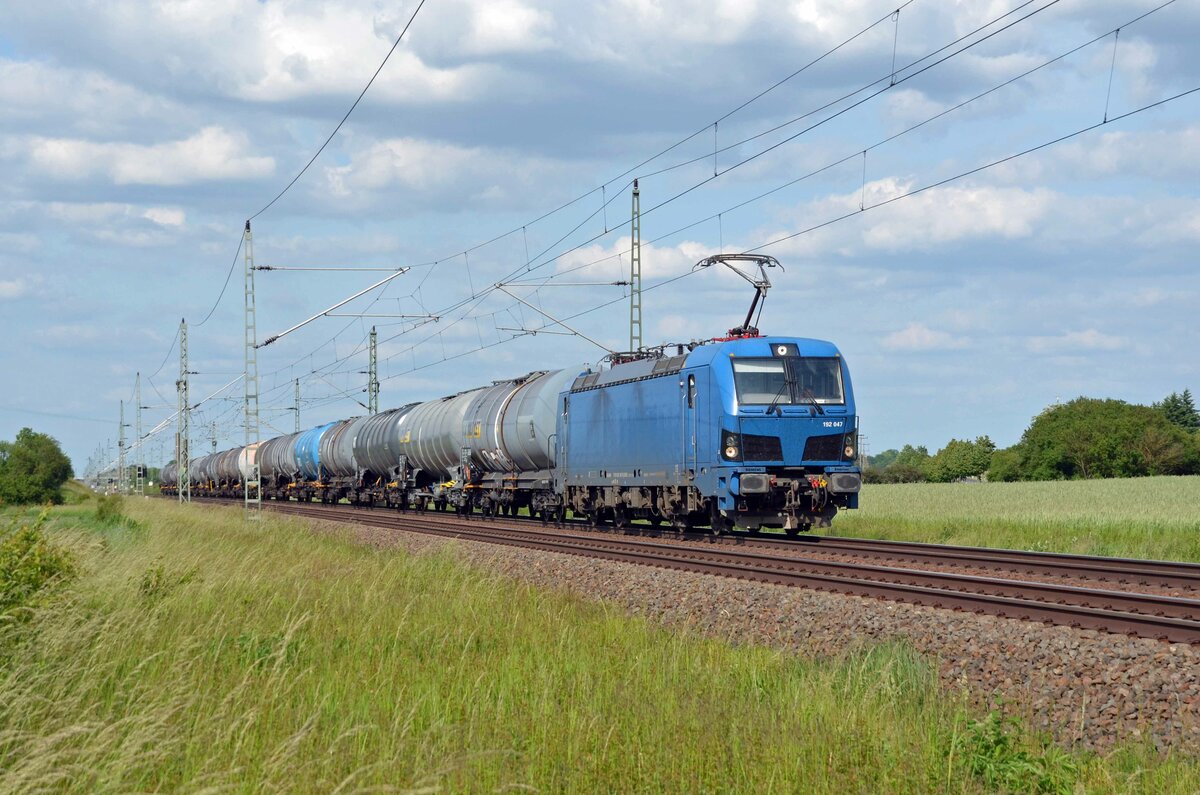 192 047 der Northrail führte am 30.05.23 einen Kesselwagenzug über das Gegengleis durch Gräfenhainichen Richtung Bitterfeld.