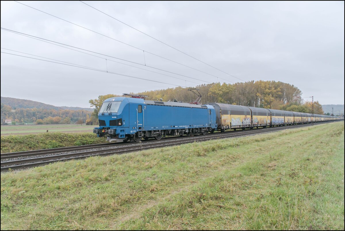 192 050-3 ist am 27.10.2021 mit einem Autozug bei Himmelstadt zu sehen.