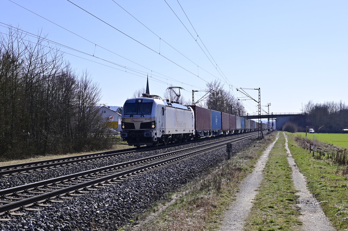 192 055 von RHC mit einem Containerzug gen Retzbach fahrend am Dienstag den 1.3.2022