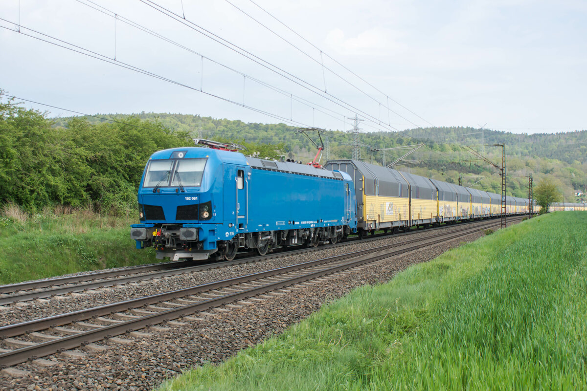 192 061-0 mit einem Autozug am 04.05.2022 bei Reilos.