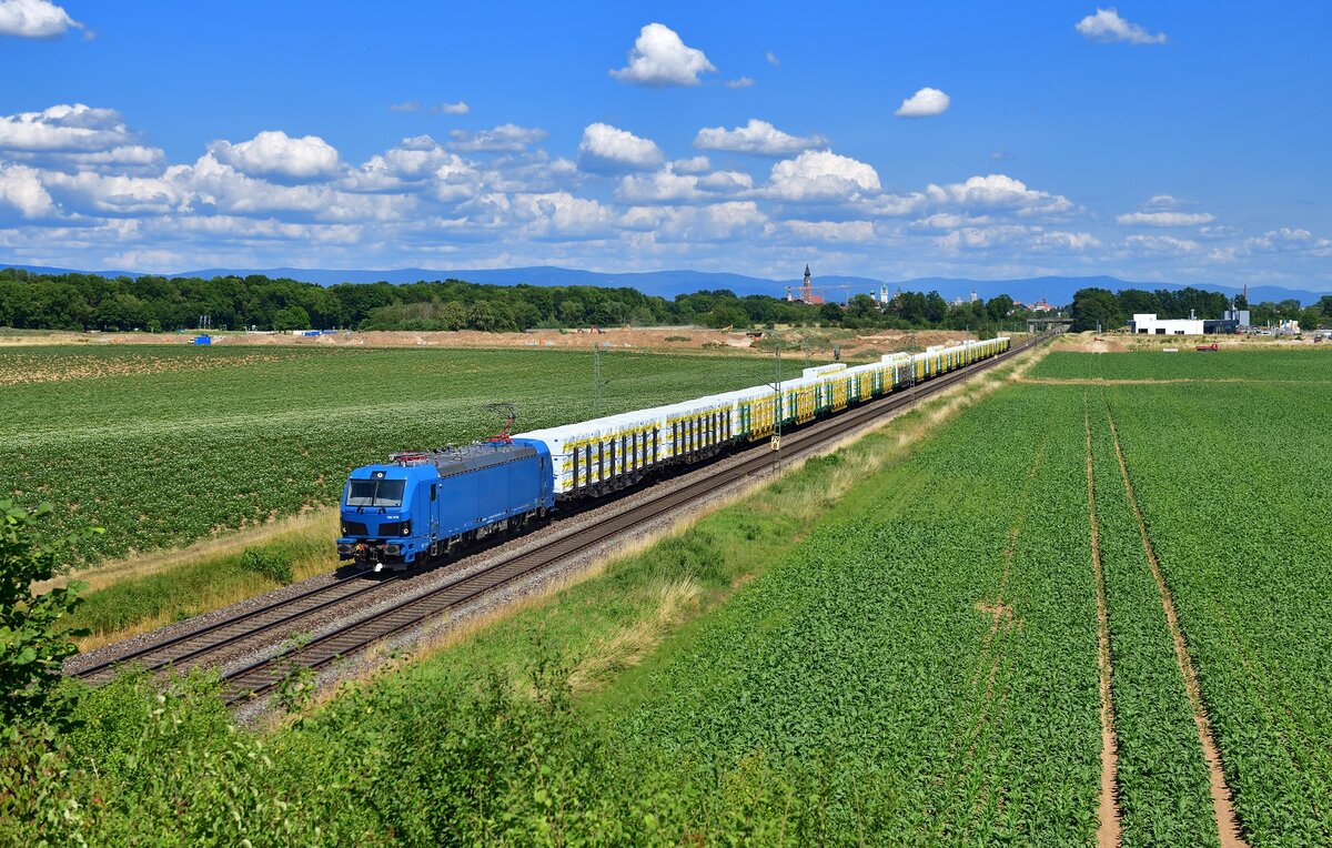 192 078 mit einem Schnittholzzug am 06.07.2023 bei Straubing. 