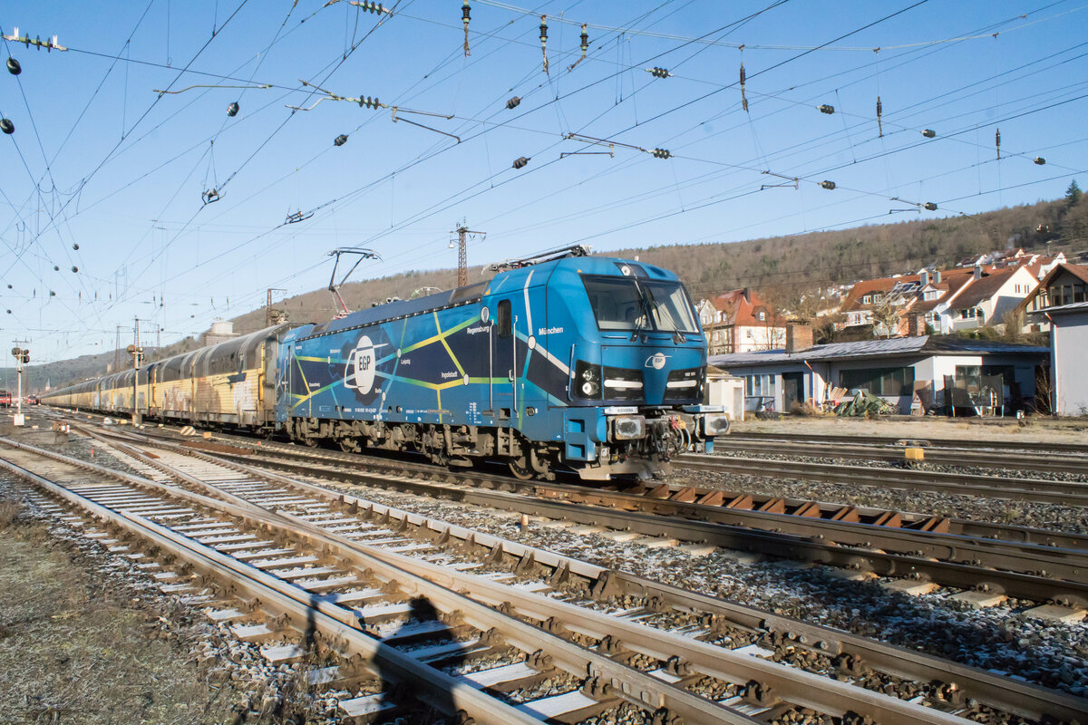 192 101-4 ist am 21.12.202 mit einem Autozug im Bhf.Gemünden/M. in Richtung Süden unterwgs.