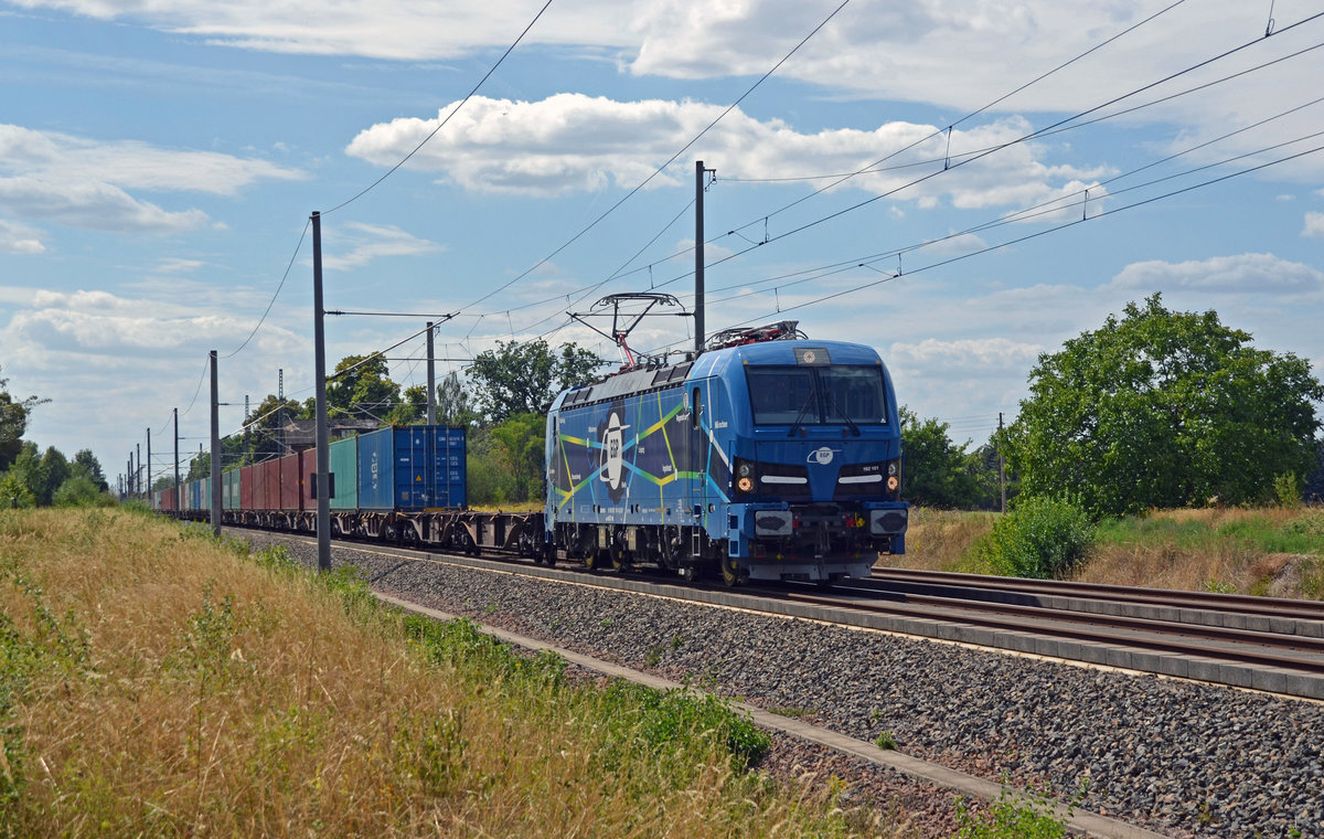 192 101 der EGP führte am 11.08.19 einen Containerzug durch Brehna Richtung Bitterfeld.