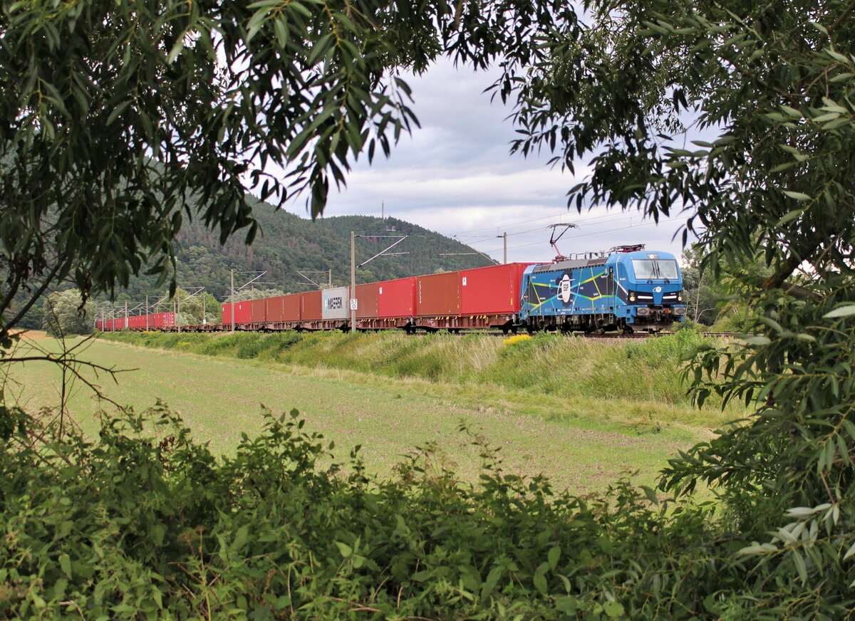 192 101 (EGP) war am 16.08.21 mit einem Containerzug in Etzelbach zu sehen.