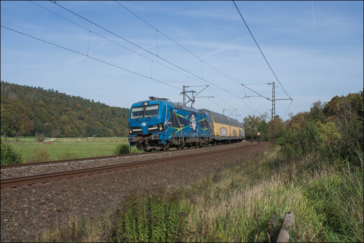 192 102-2 ist am 11.10.2023 mit einem Autozug bei Hermannspiegel unterwegs.