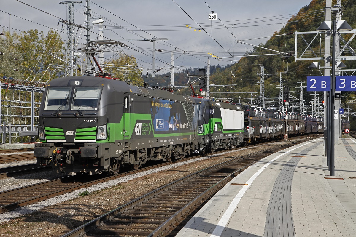 192 213 und 193 238 ziehen am 18.10.2015 einen Güterzug durch den Bahnhof Bruck an der Mur.