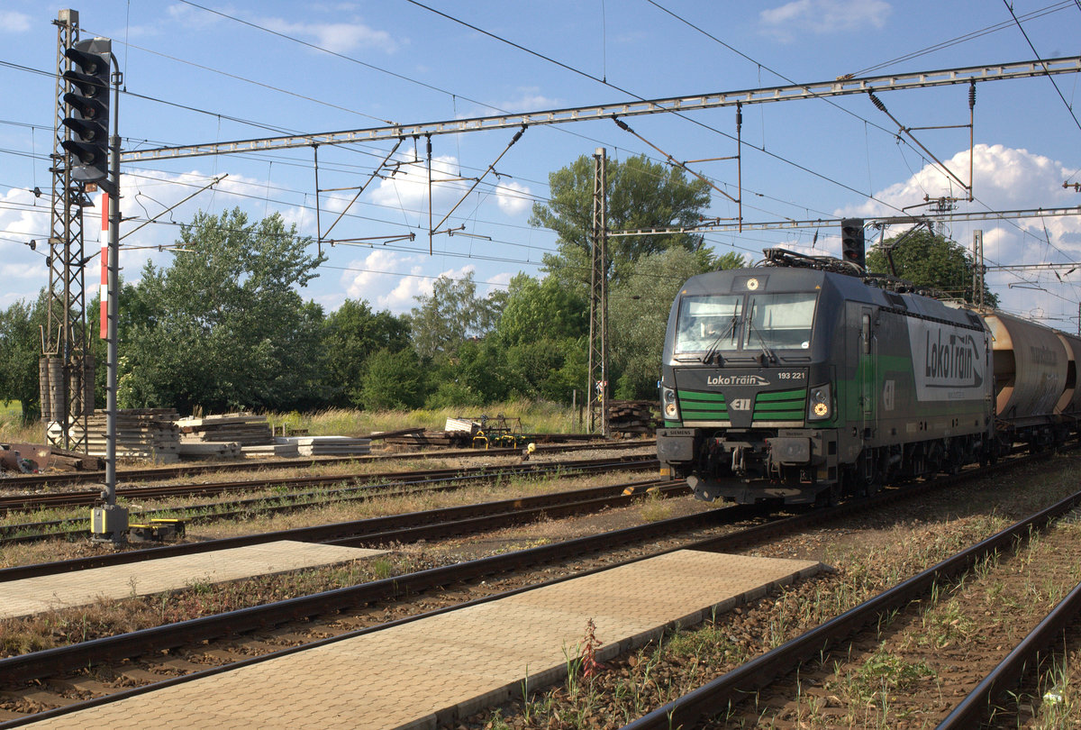 192 221 der Firma Lokotrain mit einem Getreideganzzug in Vsetaty. 10.06.2017 17:27 Uhr.