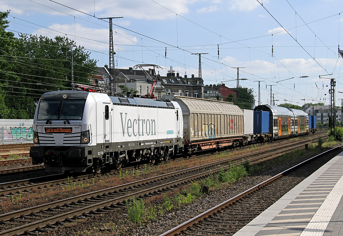 192 961 mit der Überführung zweier RRX Dostos in Köln West am 18.06.2017