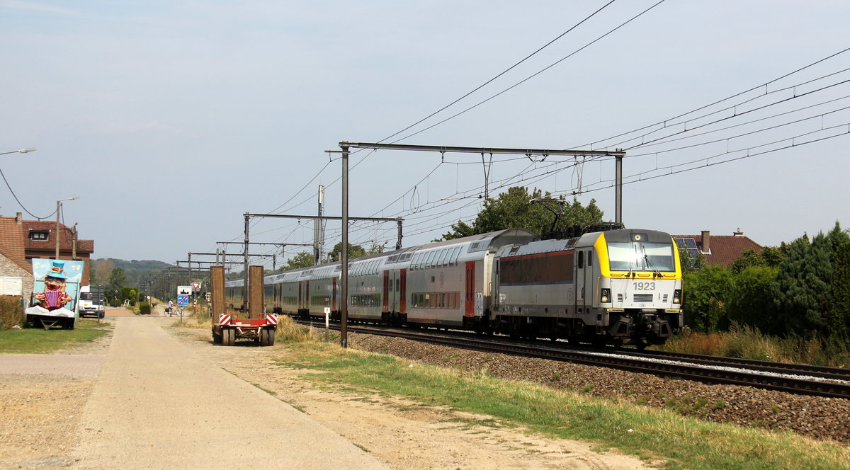 1923 von SNCB kommt mit einem  IC 2211 von Gent-Sint-Pieters(B) nach Tongeren(B) und kommt aus Richtung Hasselt(B) und fuhr durch s'Herenelderen(B) in Richtung Tongeren(B). Aufgenommen an einem Weg in s'Herenelderen(B). 
Bei Sommerwetter am Nachmittag vom 16.8.2018. 