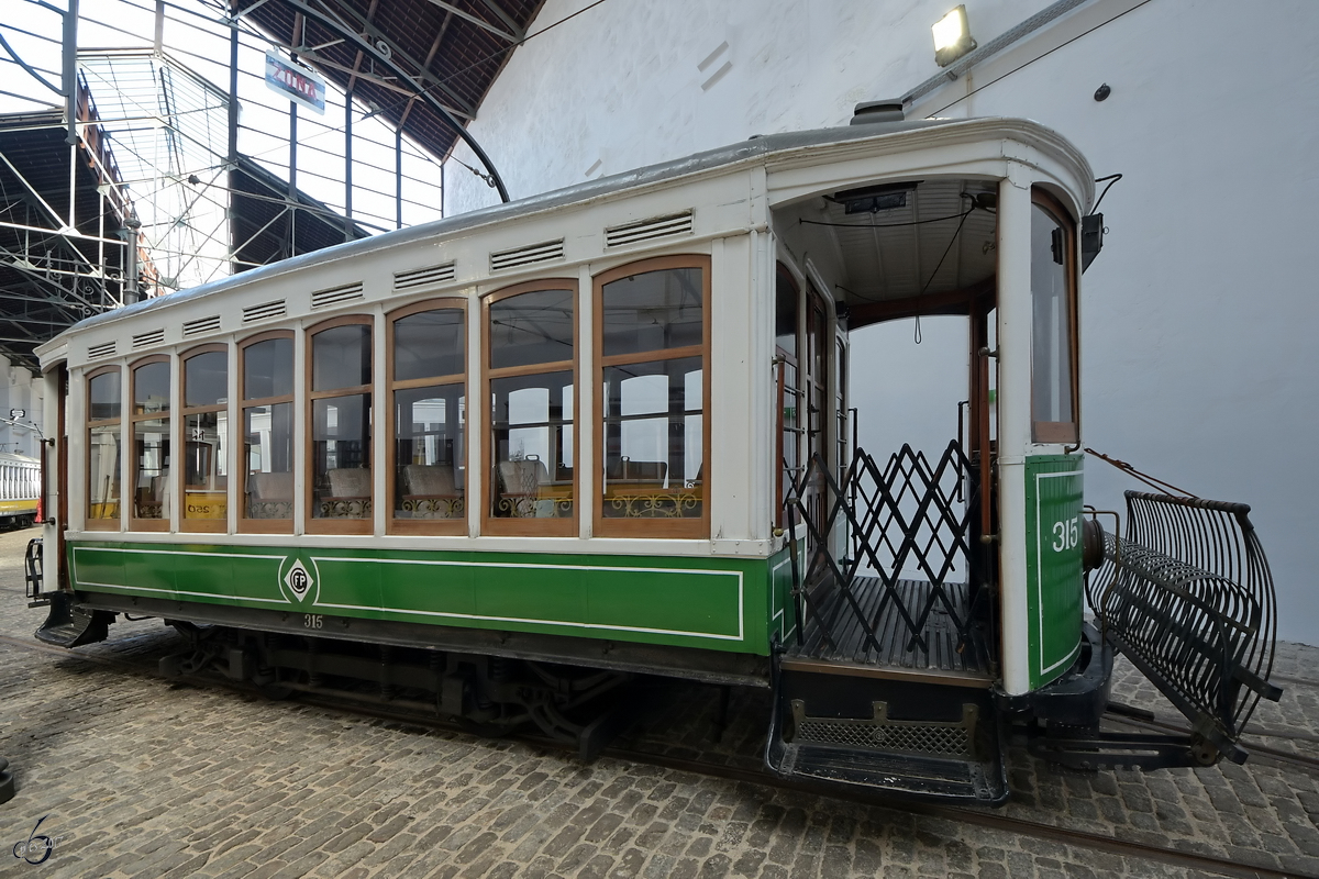 1929-1930 wurden 16 dieser Straßenbahnwagen für den Einsatz in Porto beschafft. Dies ist Wagen No.315  Fumista  oder auf deutsch  Raucher , weil im Innern bei geöffneten Fenstern geraucht werden durfte. (Museu do Carro Eléctrico Porto, Januar 2017)