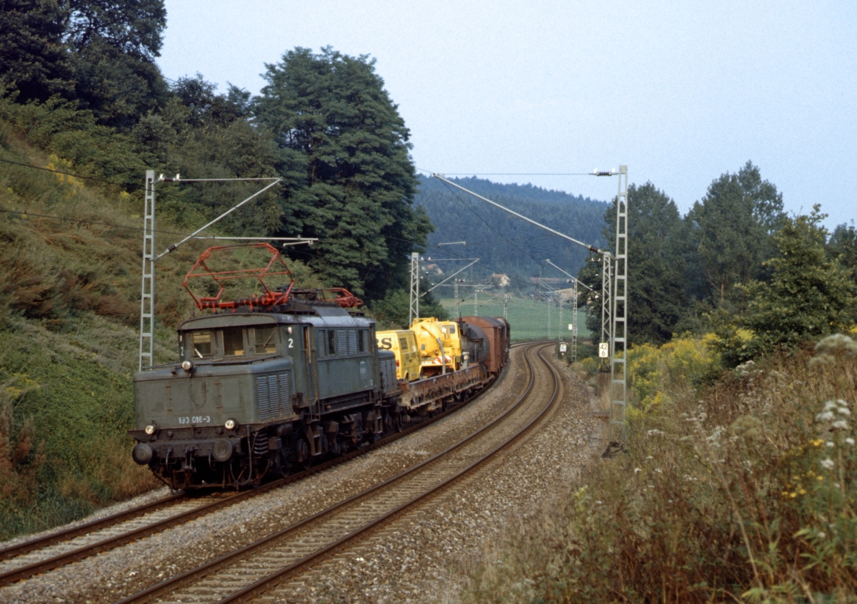 193 016 mit Ng von Aalen nach Kornwestheim bei Lorch/Wrtt. im September 1983
