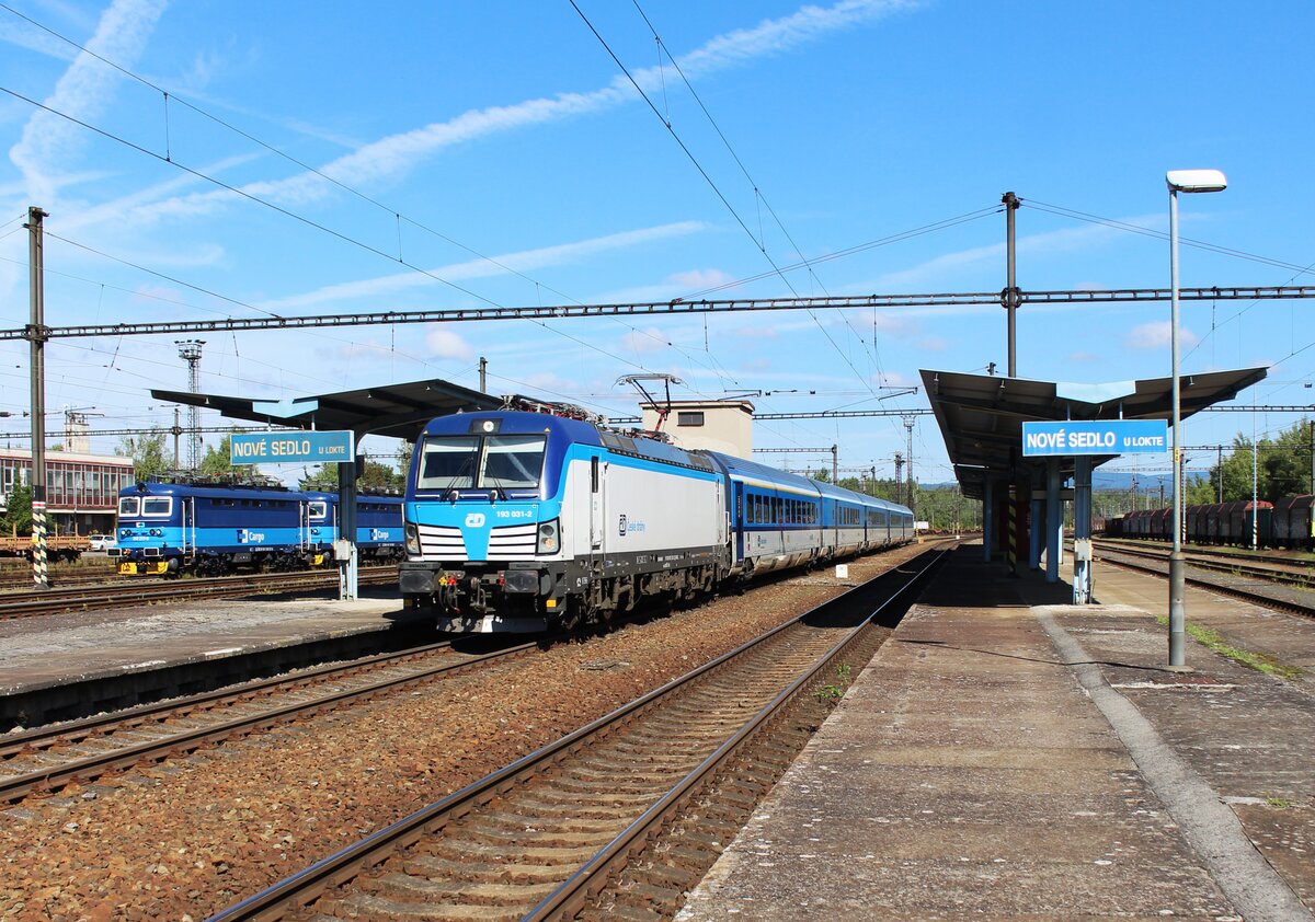 193 031-2 als R 614 zu sehen am 06.09.25 in Nové Sedlo. Links zu sehen 242 217-8 und 242 265-8 von CD Cargo.