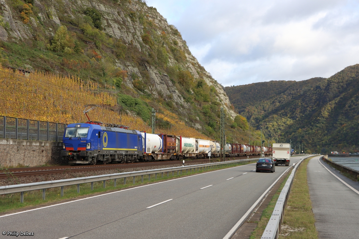 193 047-8 (Beacon / SBB Cargo International) mit einem Containerzug am Rhein in Hirzenach, 24. Oktober 2025
