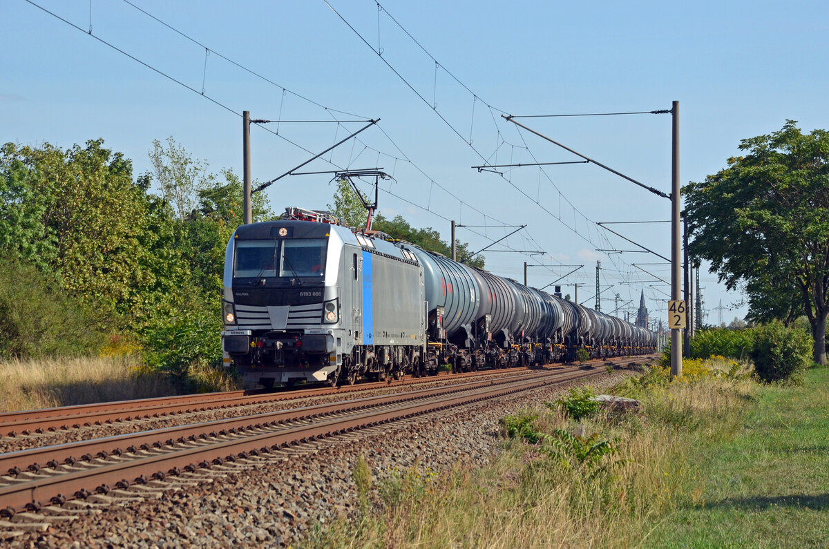 193 086 der Railpool führte am 04.09.22 einen Kesselwagenzug durch Greppin Richtung Dessau.