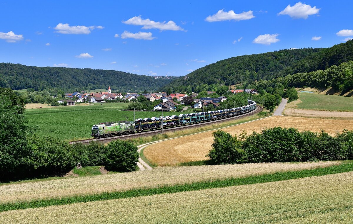 193 087 mit einem Autozug am 07.07.2023 bei Breitenfurt. 