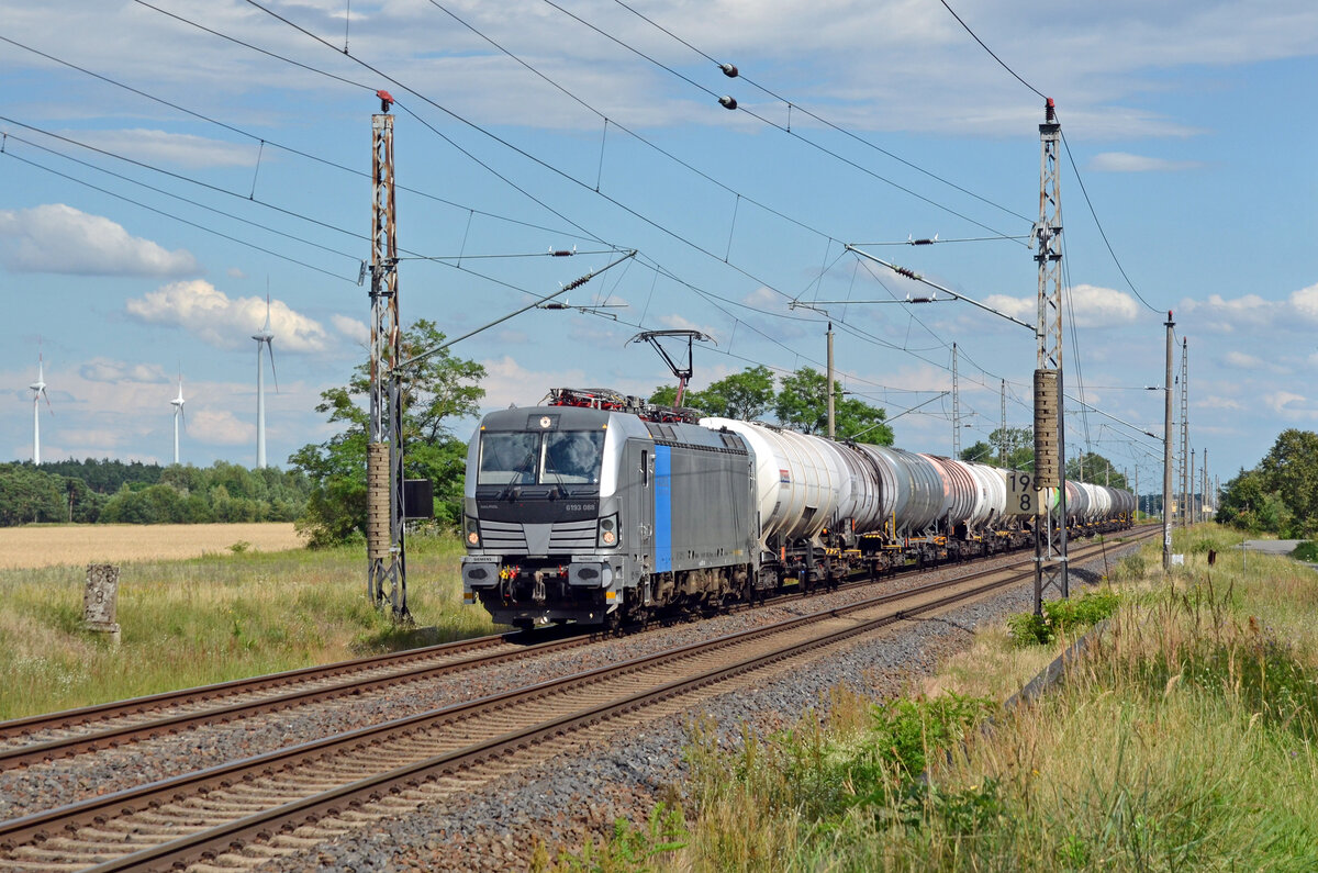 193 088 der Railpool schleppte am 14.07.24 einen Kesselwagenzug durch Wittenberg-Labetz Richtung Dessau.
