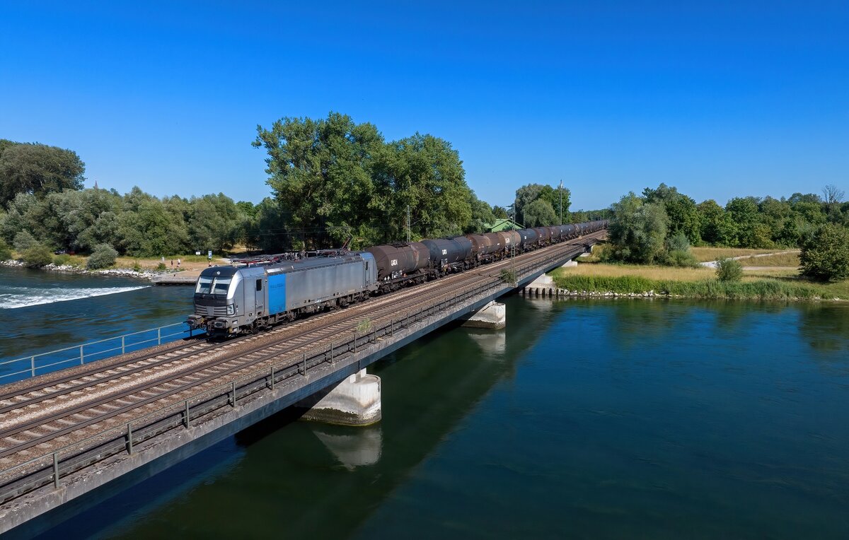 193 091 mit einem Kesselzug am 15.07.2023 bei Plattling.