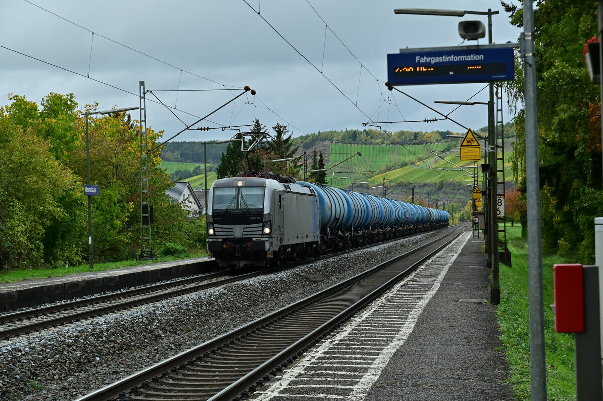 193 091 mit Kesselzug in Himmelstadt gen Würzburg fahrend.15.10.2022