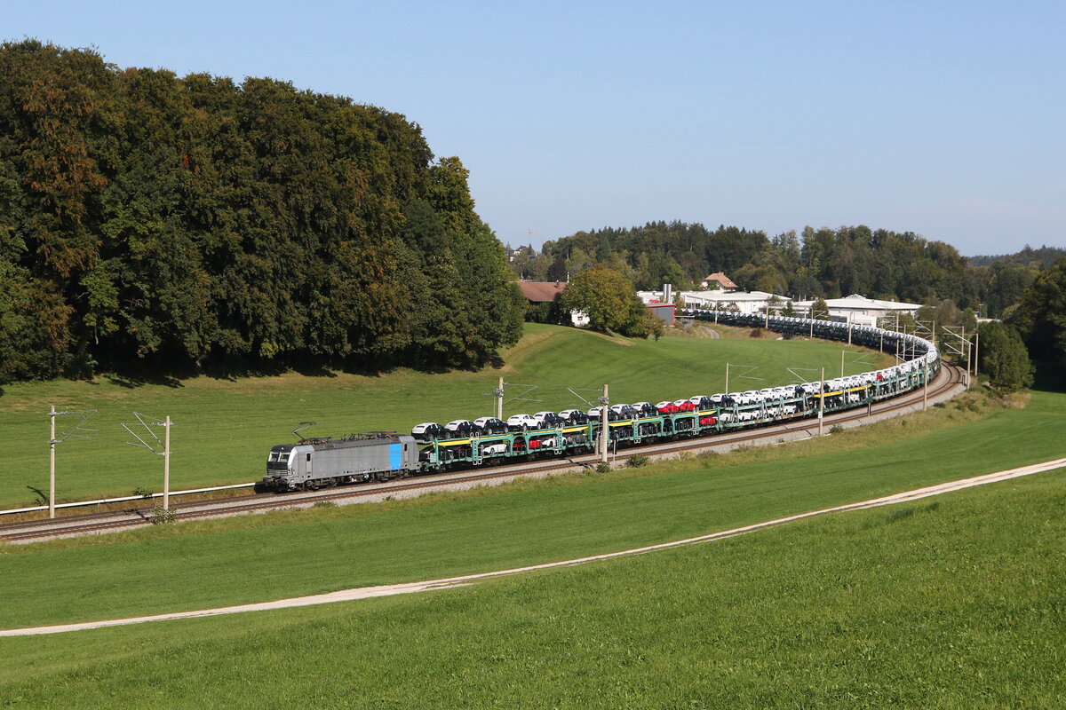 193 092 mit einem Autozug aus Freilassing kommend am 3. Oktober 2023 bei Axdorf.