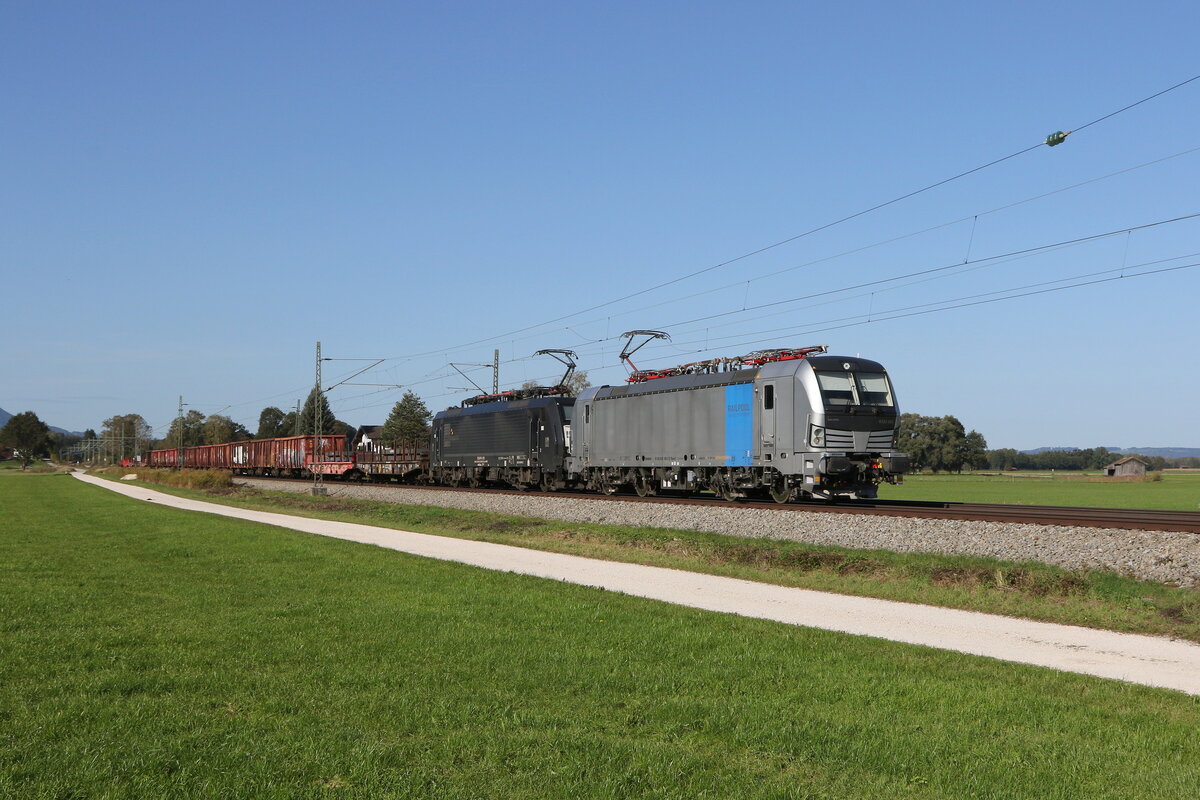 193 093 und 189 910 mit einem gemischten Güterzug aus München kommend am 6. Oktober 2022 bei Übersee am Chiemsee.