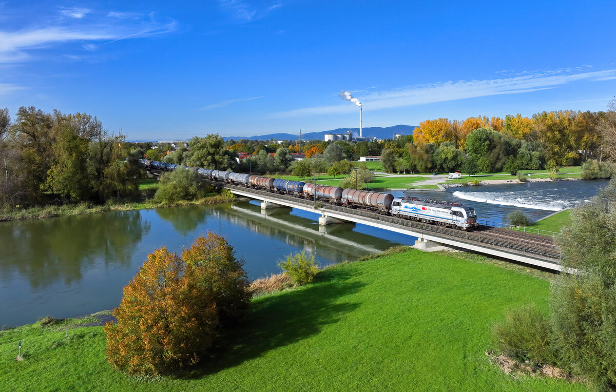 193 109 mit einem Kesselzug am 16.10.2024 bei Plattling.