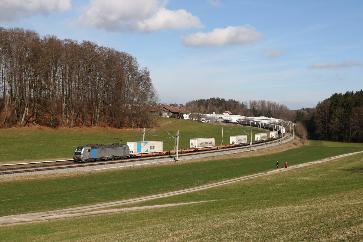 193 119 mit einem  EKOL-KLV  auf dem Weg nach München am 18. Februar 20224 bei Axdorf im Chiemgau.