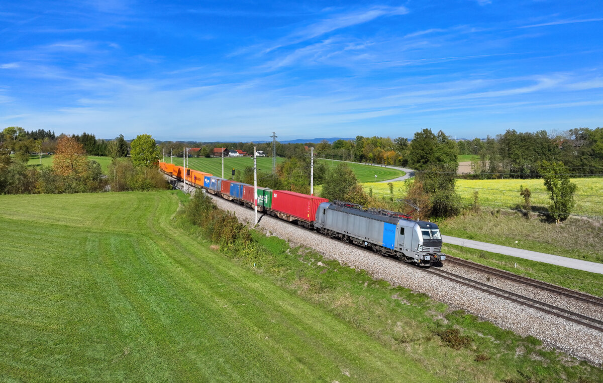 193 122 mit einem Containerzug am 17.10.2024 bei Kumpfmühl.