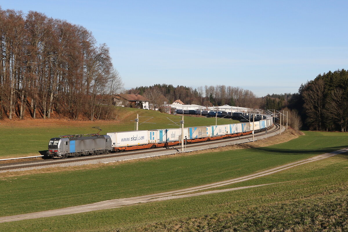193 127 war mit dem  EKOL-KLV  am 27. Dezember 2023 bei Axdorf in Richtung München unterwegs.
