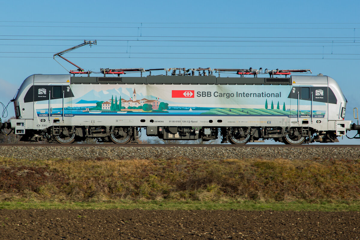 193 139  Monte Rosa   Railpool und SBB Beschriftung am 30.11.24 bei Zorneding.