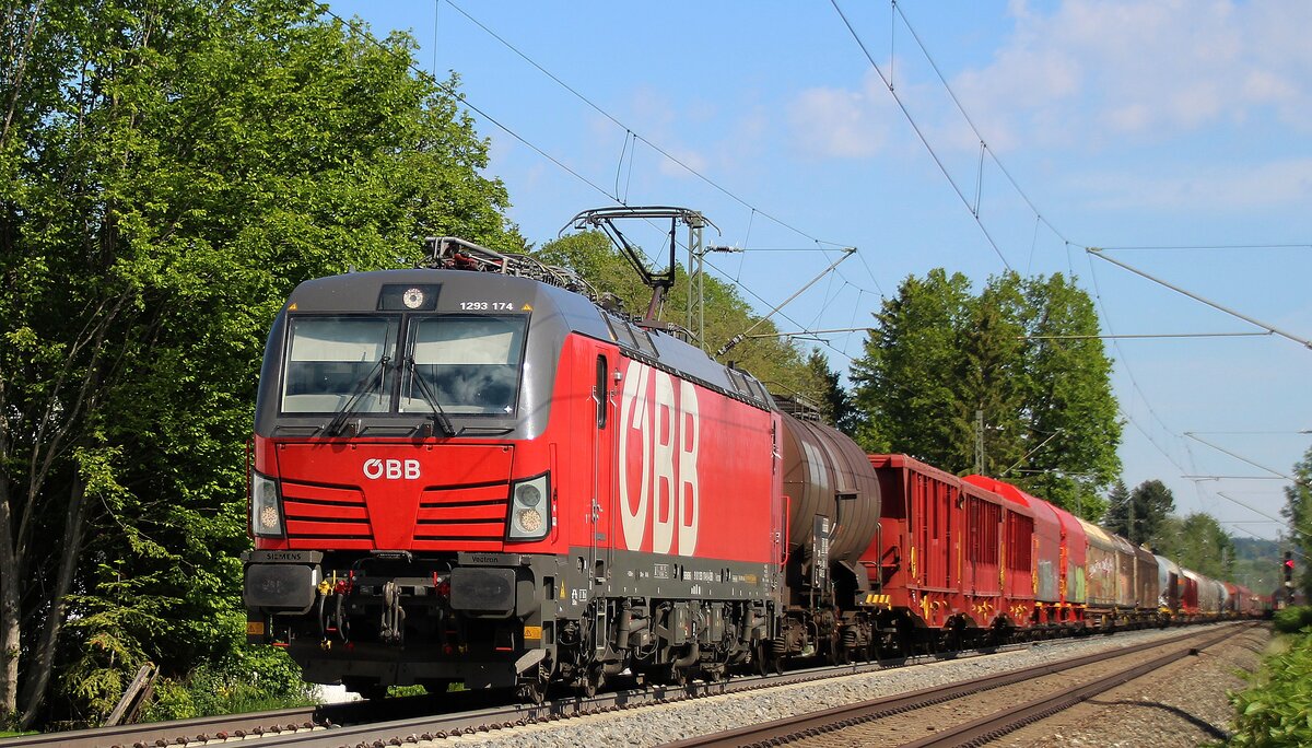 193 174 am 02.06.2021 mit gemischtem Güterzug unterwegs in Richtung Salzburg