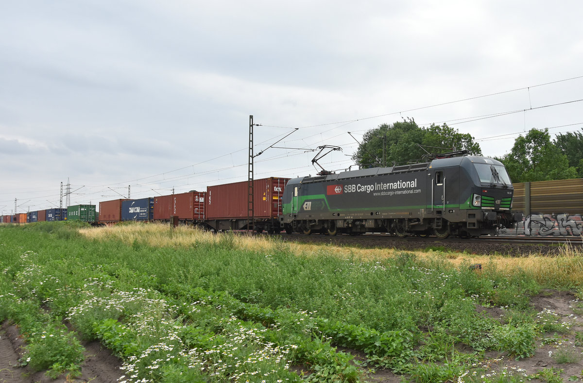 193 201-1 Vectron der SBB Cargo International mit Container, kommend aus Lüneburg. Höhe Bardowick, 19.06.2018.