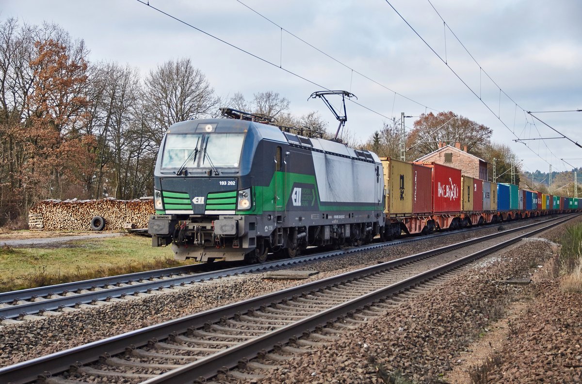 193 202 von ELL ist am 15.12.16 mit einen Containerzug in Richtung Süden unterwegs.Gesehen in Vollmerz.