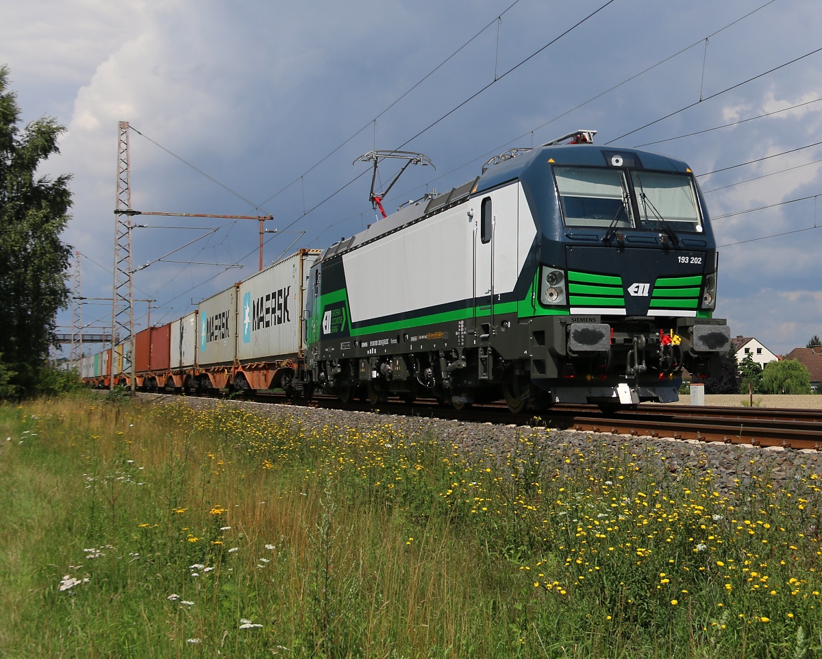 193 202 der ELL mit Containerzug in Fahrtrichtung Seelze. Aufgenommen in Dedensen-Gümmer am 29.07.2015.