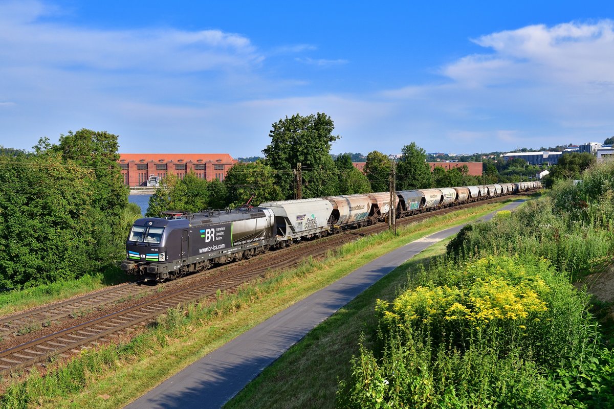 193 202 mit einem Getreidezug am 11.08.2020 bei Passau.