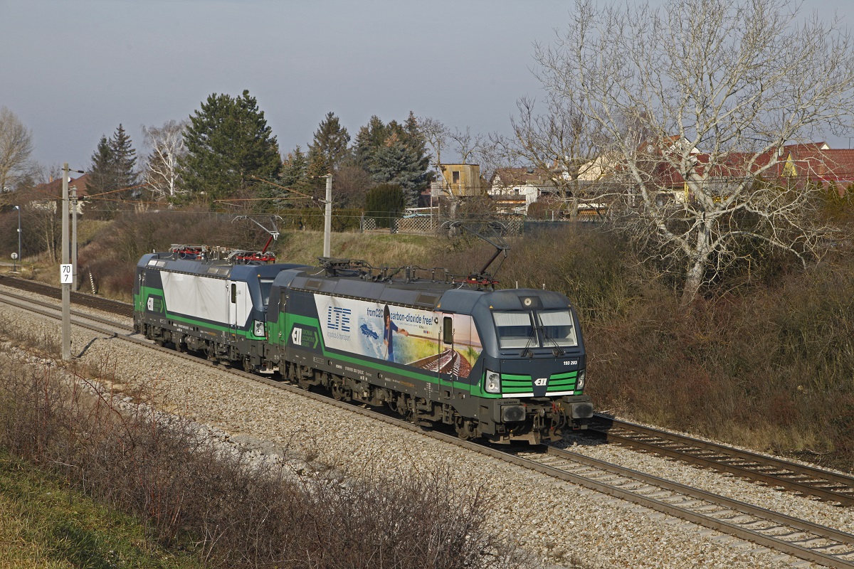 193 203 und 193 280 fahren am 25.01.2018 bei Rabenstein über die Nordbahn.