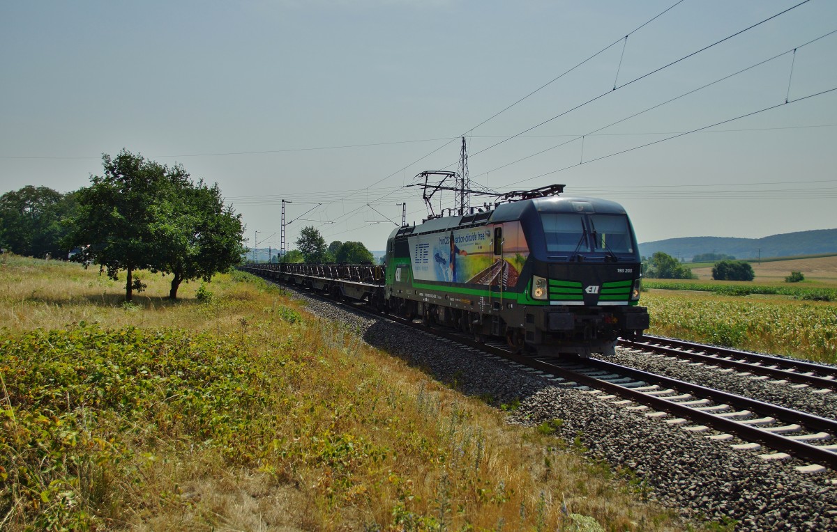 193 203-7 von LTE ist am 12.08.15 mit einen Stahlplattenzug in Richtung Norden bei Harrbach unterwegs.