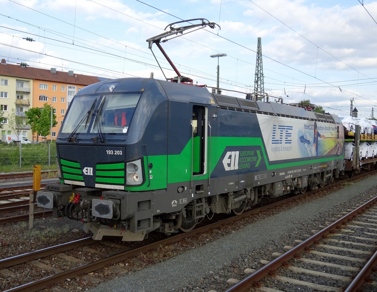 193 203 von ELL / LTE steht am 24. April 2015 mit einem Autotransportzug im Bahnhof Bamberg.