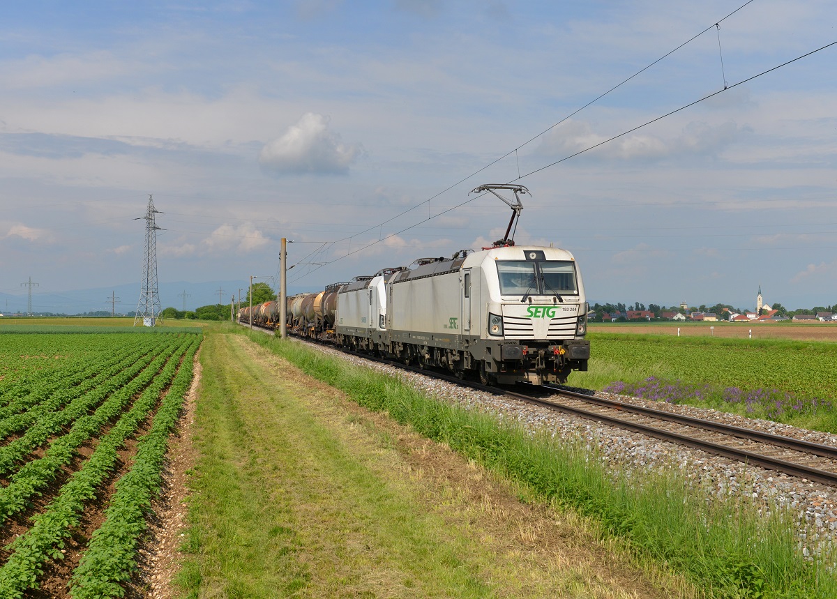 193 204 + 193 814 mit DGS 45190 am 25.05.2015 bei Otzing. 