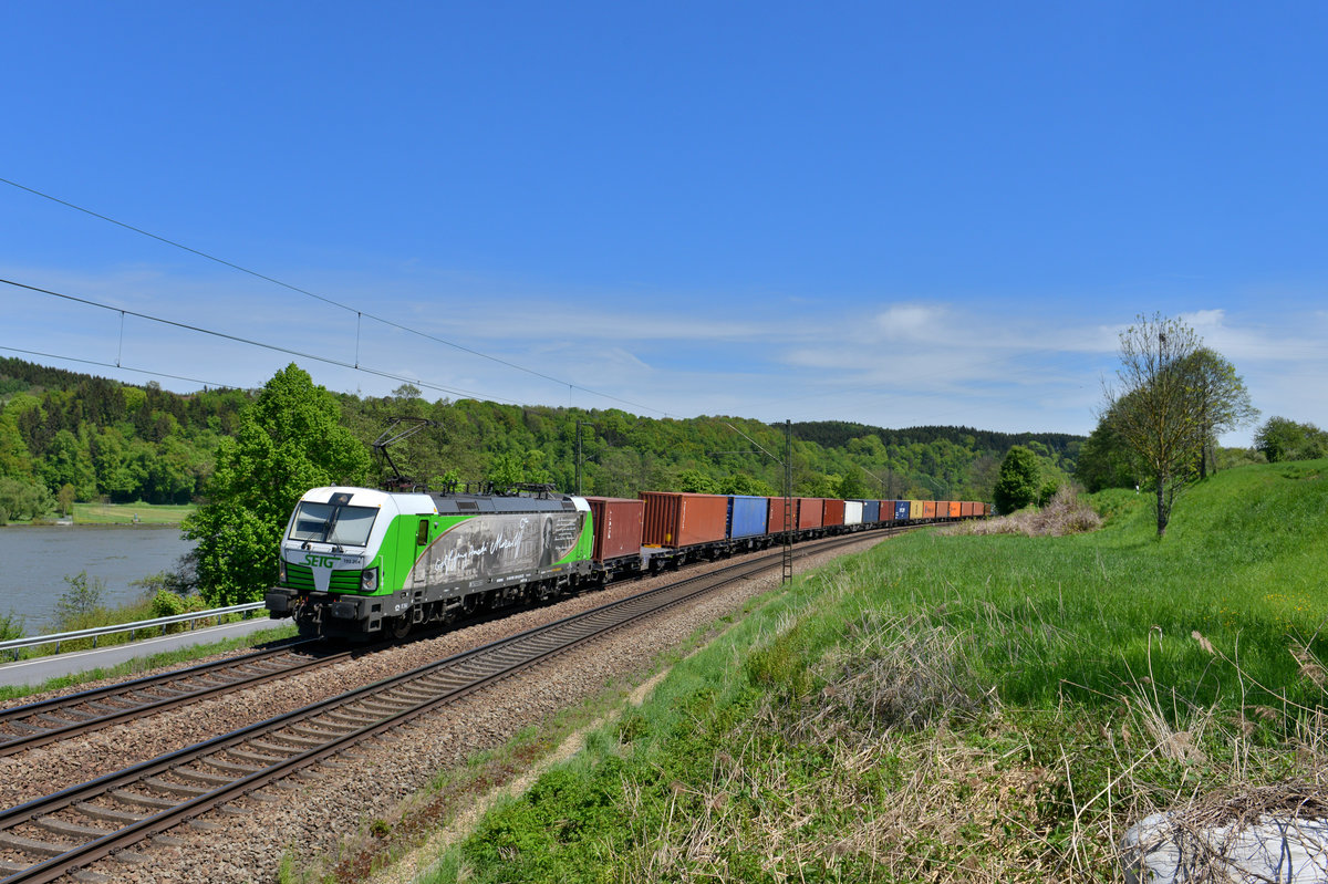 193 204 mit einem Containerzug am 11.05.2017 bei Sandbach. 