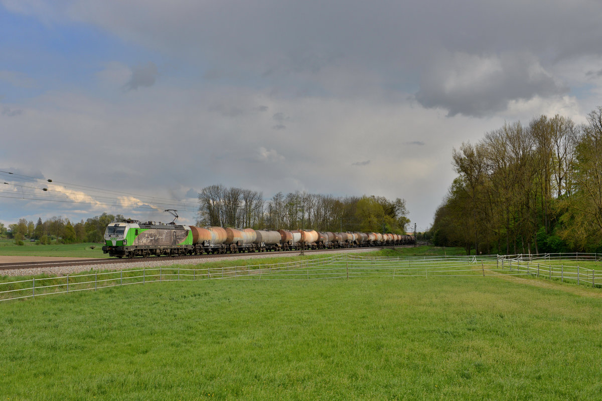 193 204 mit einem Knickkesselzug am 24.04.2016 bei Schwarzwöhr. 